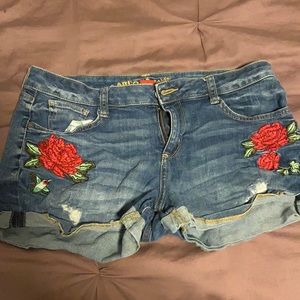 Arizona jean co distressed shorts with embroidered roses and bird